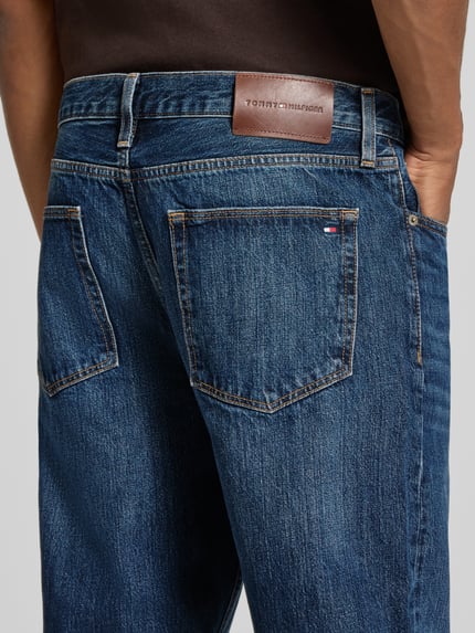 Männermodel trägt Straight Fit Jeans aus reiner Baumwolle Model 'DOVER' von Tommy Hilfiger, Detailaufnahme Rückansicht, Herren Straight Fit Jeans von Tommy Hilfiger.