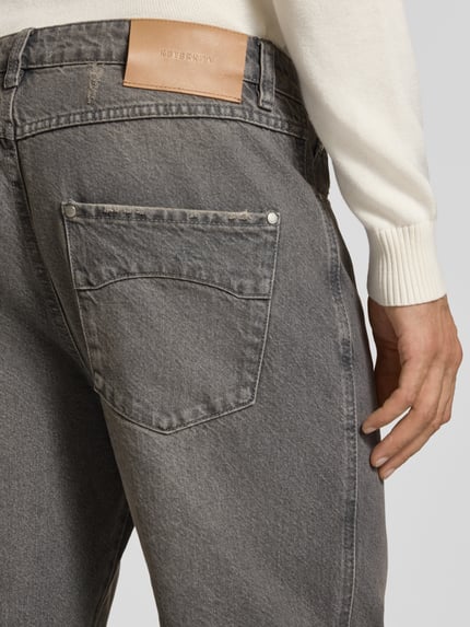 Männermodel trägt Straight Fit Jeans im Used-Look von RETERNITY in Grau, reine Baumwolle, Detailaufnahme Rückansicht, Bund und Tasche sichtbar.