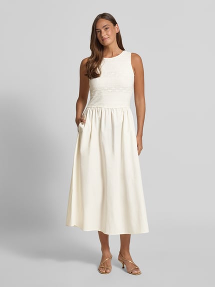Vrouwenmodel draagt Maxikleid mit Spitze und Rundhalsausschnitt van Christian Berg Woman Selection, crèmekleur, a-lijn, mix van materialen met stretch, details van kant, ronde hals, lengte 131 cm, borstwijdte 36 cm, full-body vooraanzicht.
