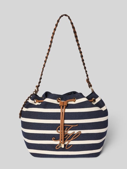 Produktfoto, Beuteltasche aus Baumwoll-Mix von Tommy Hilfiger mit Optik: Allover-Muster, Streifenmuster, Logo-Applikation, Tunnelzug, Hauptfach, gewebtem verstellbarem Kontrast-Schulterriemen, Stoffstruktur, Farbkombination aus Dunkelblau, Weiß und Braun.