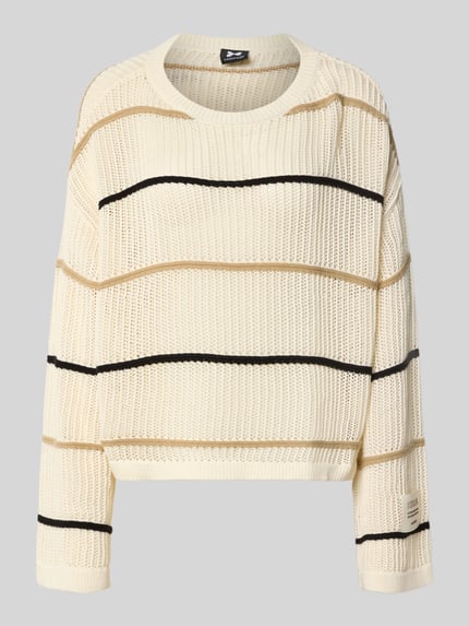 Produktfoto, Oversized Strickpullover mit Label-Detail und Rundhalsausschnitt von Karo Kauer aus grobem Strick mit Streifenmuster in Beige und Schwarz, strukturierte Oberfläche