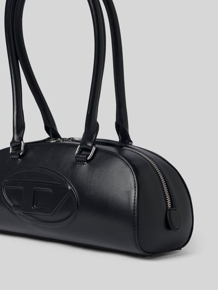 Productfoto, Shoulder Bag aus echt rundleer van Diesel met smalle schouderband, logodetail, breedte 32 cm, lengte 15 cm, diepte 11 cm