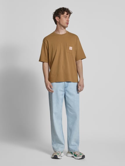Levi's® T-shirt z kieszenią na piersi Koniakowy 1