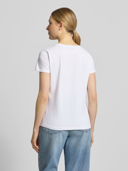 Frauenmodel trägt T-Shirt mit Motiv-Print und Rundhalsausschnitt von More & More, Baumwoll-Elasthan-Mix, Regular-Fit, Rückenlänge 58 cm, Ganzkörperansicht Rückansicht