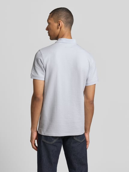 Männermodel trägt Regular Fit Poloshirt mit Strukturmuster von MCNEAL in hellem Grau, Reißverschluss, elastischer Baumwoll-Mix, Ganzkörperansicht Rückansicht.