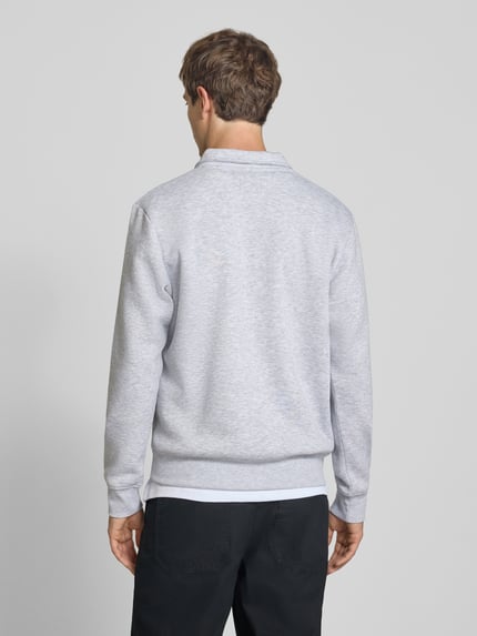 Männermodel trägt lichtgrijs Regular Fit sweatshirt van JACK & JONES, Materiaalmix met katoen, schipperskraag, ritssluiting, Model 'Bradley', Ruglengte bij maat M 69 cm, Ganzkörperansicht Rückansicht.