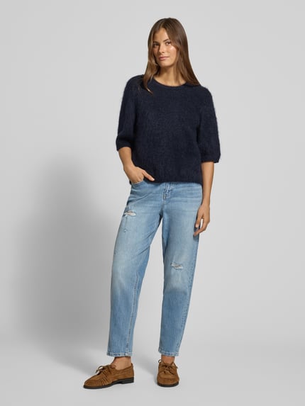 Frauenmodel trägt Mom Fit Jeans aus Baumwoll-Mix - s.Oliver x Heidi Klum von s.Oliver RED LABEL, hellblau, lockere Passform, Ganzkörperansicht von vorne.