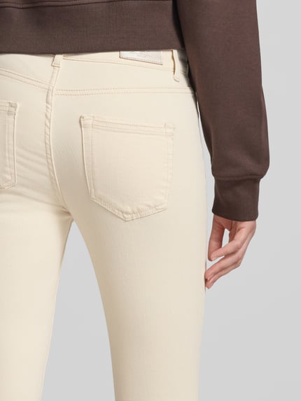 Vrouwenmodel draagt Skinny Fit Jeans uit katoenmix model 'BLUSH' van Only, uni kleur, 5-pocket, label patch, mid waist, enkel-lengte, detailopname rugaanzicht