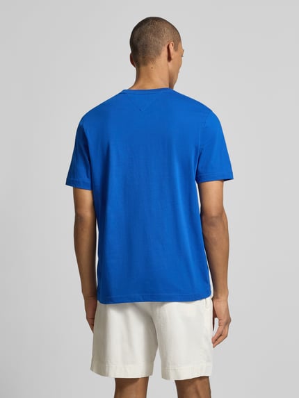 Männermodel trägt Regular Fit T-shirt aus puur katoen Model 'BRAND LOVE TEXT' van Tommy Hilfiger, look: effen, korte mouw, ronde hals, labelstitching en gestikt logo, Ganzkörperansicht Rückansicht