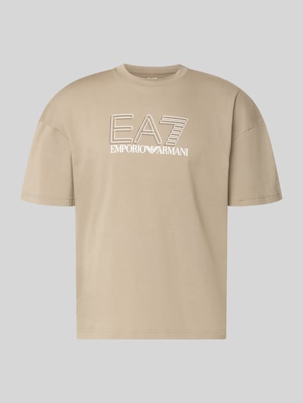 Produktfoto, T-Shirt mit Logo und Rundhalsausschnitt von EA7 Emporio Armani in Beige, reine Baumwolle, Regular-Fit, Logo-Print auf Brust, Rückenlänge 68 cm bei Größe M, glatte Oberfläche.