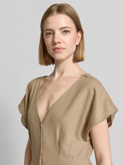 Frauenmodel trägt Midikleid aus Leinen-Viskose-Mix mit V-Ausschnitt von ICHI, taillierter Schnitt, Allover-Look, Knopfleiste, Nahaufnahme Oberkörper. Rückenlänge bei Größe 36: 105 cm, Brustweite: 40 cm, Ärmellänge: 11 cm.