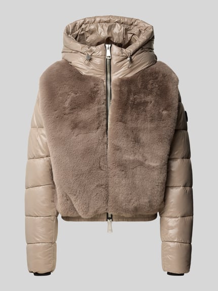 Produktfoto, khakifarbene Steppjacke mit Kunstfell-Besatz, Kapuze, Zweiwege-Reißverschluss, Modell 'ONIKA' von khujo, Regular Fit