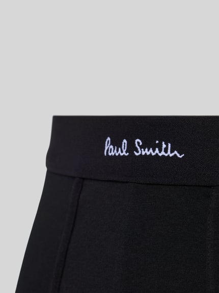 Männermodel trägt Trunks mit elastischem Logo-Bund im 3er-Pack von PAUL SMITH im Baumwoll-Elasthan-Mix, Nahaufnahme Oberkörper.