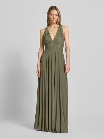 Modelka nosi Maxikleid mit V-Ausschnitt und Taillenband von Jake*s Cocktail, oliwkowy materiał z domieszką stretchu, krój slim fit, długość tyłu 130 cm, szerokość w rozmiarze 36: 29 cm, widok całej sylwetki z przodu.