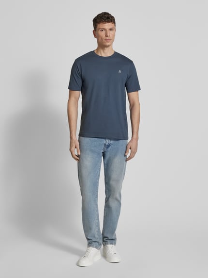 Männermodel trägt Regular Fit T-Shirt aus reiner Baumwolle von Marc O'Polo, Optik: Unifarben, Logo-Print, Rundhals, Kurzarm, Herren T-Shirt, Ganzkörperansicht von vorne.
