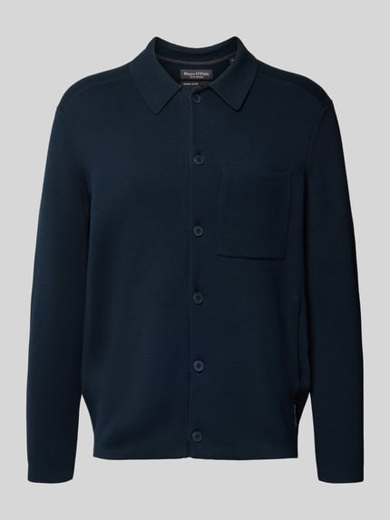 Produktfoto, Regular Fit Strickjacke aus reiner Baumwolle van Marc O'Polo in effen donkerblauw, fijngebreid met borstzak en polokraag.