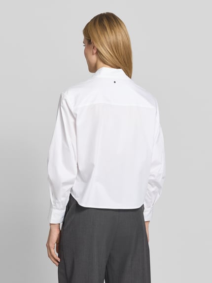 Frauenmodel trägt Regular Fit Bluse aus Baumwolle mit Ballonärmeln von ARMANI EXCHANGE, weiß, Rückenlänge 57 cm, Ganzkörperansicht Rückansicht.