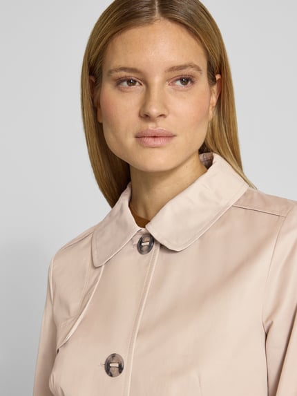 Frauenmodel trägt Jacke mit Umlegekragen und Eingrifftaschen von Gil Bret in Beige, Baumwoll-Mix, Nahaufnahme Oberkörper.
