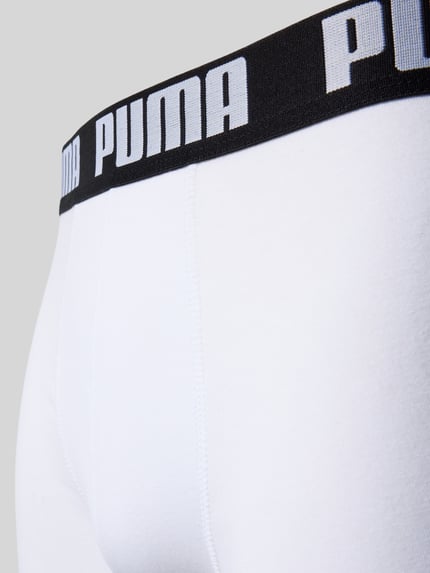 Männermodel trägt weißen Trunk aus Baumwoll-Mix im 6er-Pack Modell 'Everyday' von PUMA mit schwarzem Bund, Nahaufnahme Oberkörper, Herren Pant & Trunk von PUMA.