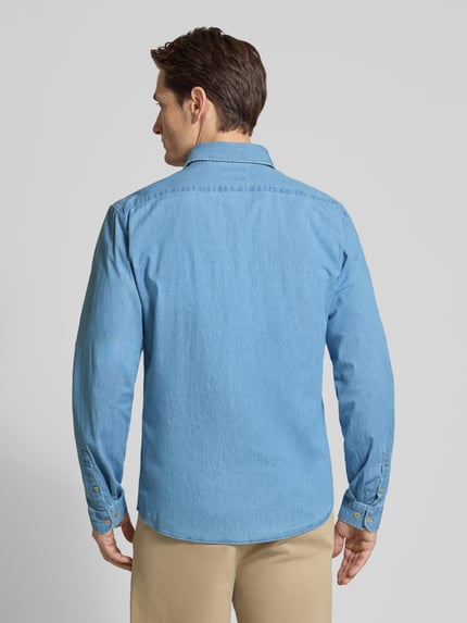 Männermodel trägt Relaxed Fit Freizeithemd aus Baumwoll-Mix von Lindbergh in Hellblau mit Knopfleiste und Kentkragen, Ganzkörperansicht Rückansicht.