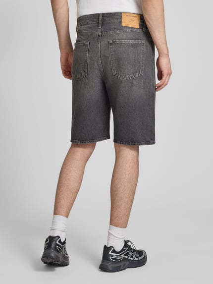 Męskimodel nosi Baggy Fit Jeansshorts mit Eingrifftaschen Modell 'ALEX' von Jack & Jones z bawełny, kolor szary, szerokość w rozmiarze M: 42 cm, długość wewnętrzna nogawki w rozmiarze M: 26 cm, szorty jeansowe, wpuszczane kieszenie, widok całej sylwetki z tyłu