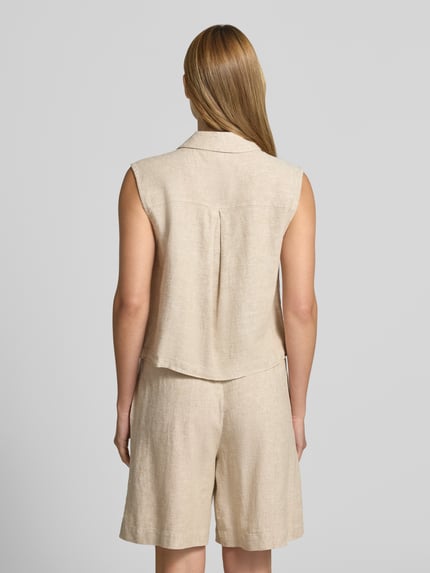 Vrouwenmodel draagt Weste aus Leinen-Mix mit Pattentaschen Modell 'Lava' van FREE/QUENT in lichtbeige, regular fit, reverskraag, knoopsluiting, klepzakken, mix van linnen en viscose, ruglengte maat S 50 cm, schouderbreedte 40 cm, borstwijdte 48 cm, volledige rugaanzicht.