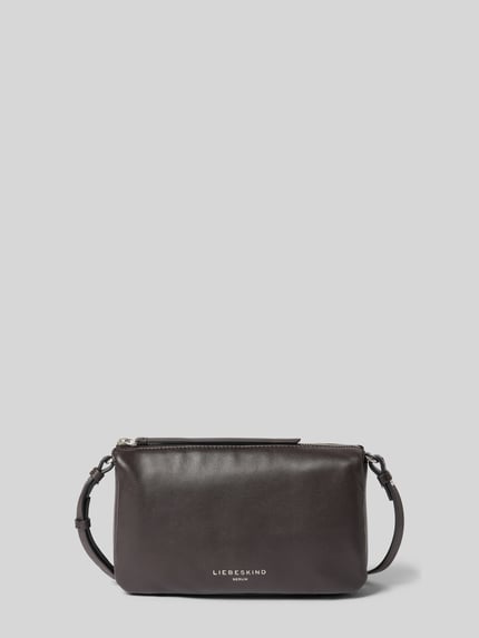 Produktfoto, Crossbody Bag aus echtem Leder Modell 'Nina' von LIEBESKIND BERLIN in Schwarz mit Logo-Detail, geteiltes Hauptfach, Reißverschluss, schmaler Schulterriemen, Breite 24 cm, Länge 15 cm, Tiefe 6 cm, Riemenlänge 120 cm