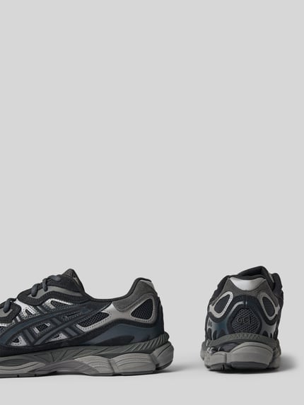 Productfoto, Heren sneakers van ASICS TIGER, afgerond model met vetersluiting, Model 'GEL-NYC' met contraststrepen, gestructureerde zool, hakhoogte maat 44: 4 cm, schachthoogte maat 44: 7 cm, schachtbreedte maat 44: 9 cm, zwart met grijze tinten, zichtbare textuur.