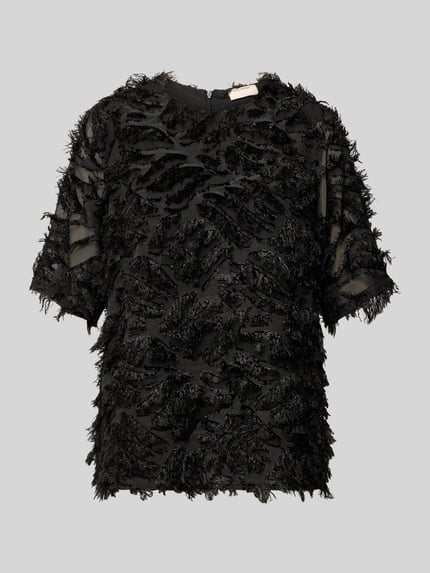 Productfoto, zwart semitransparant T-shirt met sierbies en losse pasvorm, model 'VILLA' van FREE/QUENT, textuur met franjes.