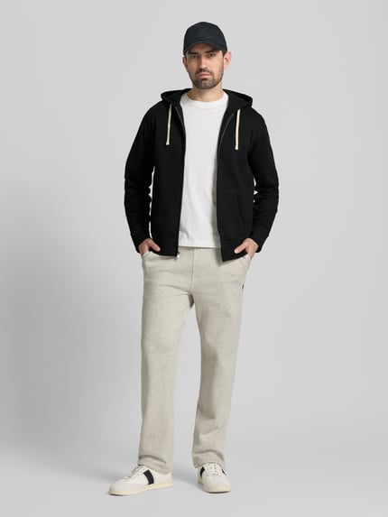 Männermodel draagt Sweatjacke mit Kapuze van Polo Ralph Lauren, katoenmix, los model, zwarte kleur, vooraanzicht, volledige lichaamsweergave.