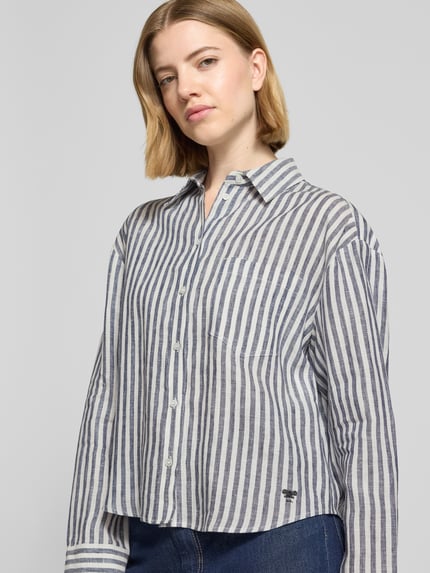 Vrouwenmodel draagt Boxy Fit Leinenbluse mit Allover-Muster Modell 'ALBATRO' van Weekend Max Mara, linnen, overhemdkraag, lange mouw, knoopsluiting, gestikt logo, achterpas met cacharel-plooi, all-over motief look, vooraanzicht bovenlichaam