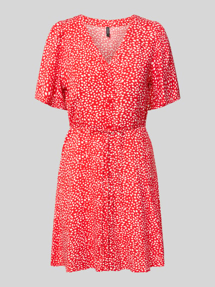 Produktfoto, Leicht ausgestelltes Minikleid aus reiner Viskose Modell 'ALBA' von Vero Moda, jednokolorowy efekt, krój rozkloszowana, długość mini, dekolt w serek, pasek w talii, listwa guzikowa, krótki rękaw, szerokie rękawy, materiał: wiskoza