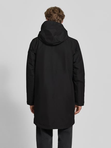 Männermodel trägt Regular Fit Parka mit Kapuze Modell 'Kenny' von Didriksons in Schwarz, glatte Oberfläche, Rückansicht, Ganzkörperansicht. Rückenlänge, Schulterbreite, Brustweite und Ärmellänge laut Größe M.