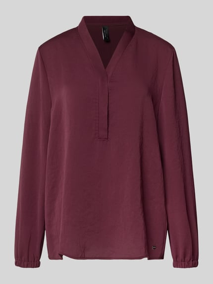 Produktfoto, Regular Fit Bluse mit V-Ausschnitt von Marc Cain, krój regular fit, detal z logo, długość pleców w rozmiarze 36: 65 cm, długość rękawa w rozmiarze 36: 59 cm, głęboki bordowy kolor, miękka faktura