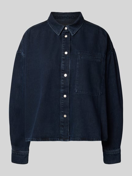 Produktfoto, dunkelblaue Relaxed Fit Jeansbluse aus reiner Baumwolle Modell 'NALAANI' von ARMEDANGELS, glatte Oberfläche, sichtbare Knopfleiste, strukturierte Nahtdetails