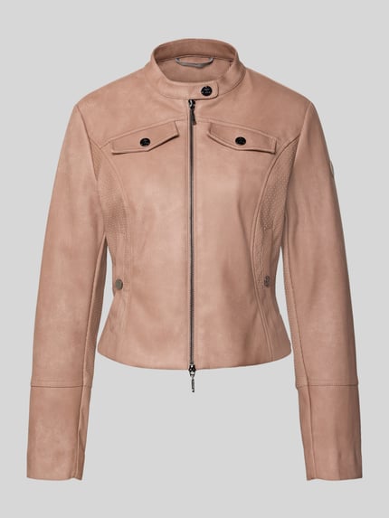 Produktfoto, Slim Fit Jacke in Leder-Optik von Amber & June in Beige mit Stehkragen, Brusttaschen, Zweiwege-Reißverschluss, glatte Textur