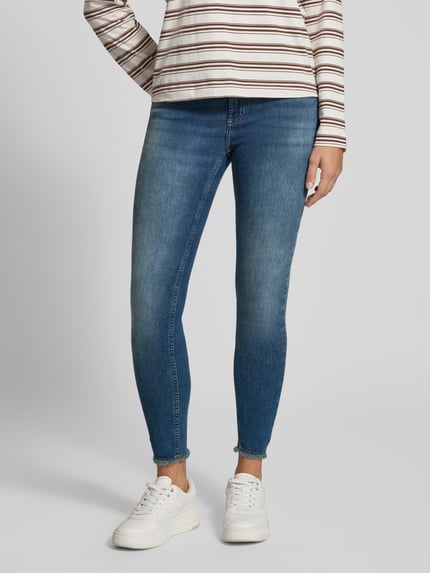 Vrouwenmodel draagt blauwe Skinny Fit Jeans aus Baumwoll-Mix Modell 'BLUSH' van ONLY, dames Skinny Fit Jeans, volledige lichaamsvoorzijde