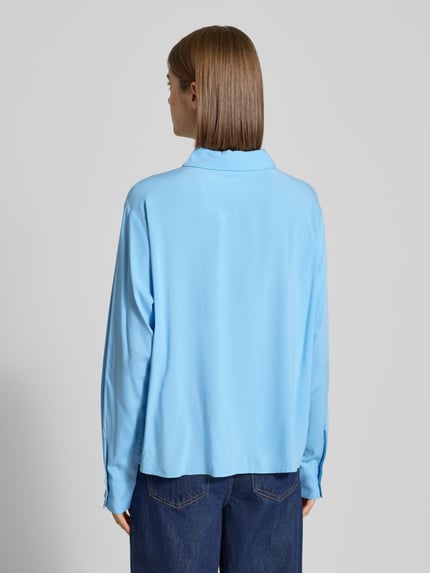 Vrouwenmodel draagt Regular Fit Hemdbluse uit pure viscose van Marc O'Polo Denim, effen lichtblauw, lange mouwen, rugaanzicht.