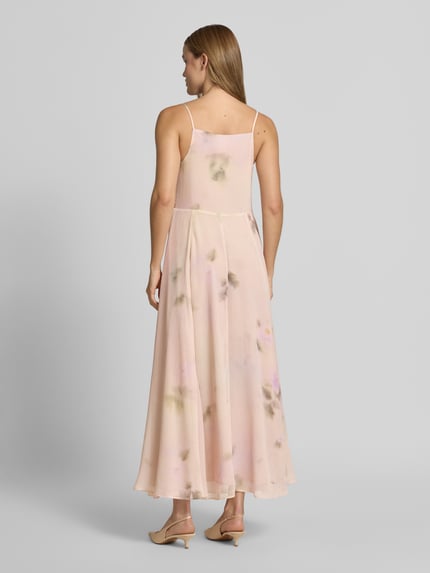 Frauenmodel trägt Tailliertes Abendkleid mit V-Ausschnitt von MAX&Co., Optik: Allover-Muster, Maxi, Spaghettiträger, Chiffon, Ganzkörperansicht Rückansicht.