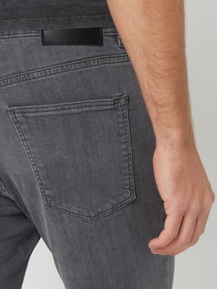 REVIEW Skinny Fit Jeans mit Label-Patch Mittelgrau 3