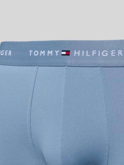 Produktfoto, Trunks mit elastischem Bund mit Label-Intarsien im 3er-Pack von Tommy Hilfiger aus hellblauem Stretchmaterial, unifarben, Skinny Fit, Detailansicht.