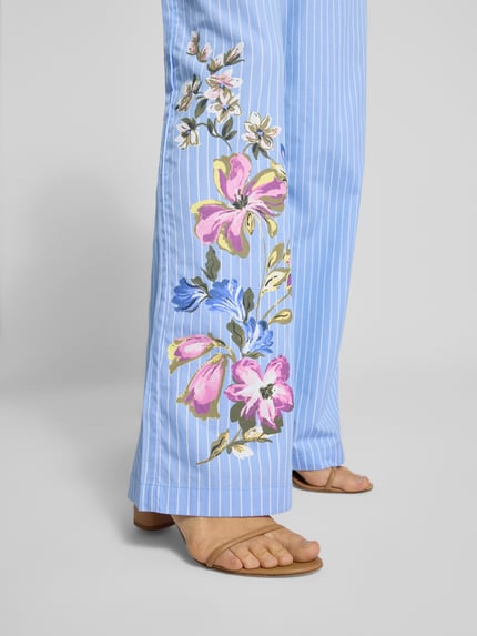 Vrouwenmodel draagt Wide Fit Stoffhose mit floralem Print van Fynch-Hatton, puur katoen, bloemenprint, elastische band met tunnelkoord, close-up onderbeen.