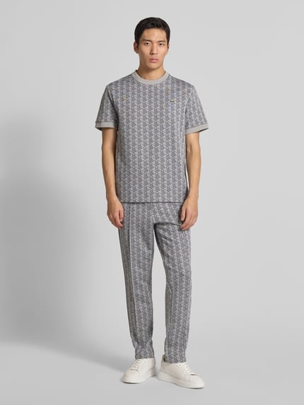 Männermodel trägt Regular Fit T-Shirt mit Baumwoll-Anteil von Lacoste, Optik: Unifarben, Muster: L-Monogramm, Logo-Patch, Rundhals, Kurzarm, Ärmelabschluss: gerippt, Ganzkörperansicht von vorne.