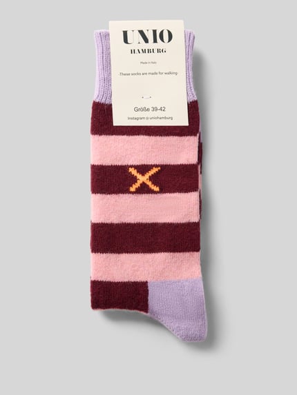 Produktfoto, Socken mit wol van UNIO HAMBURG, elastische materiaalmix, ribboordjes, contraststrepen, rood, roze en lila, zachte textuur