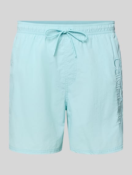 Produktfoto, Regular Fit Shorts mit Gesäßtasche von Calvin Klein Underwear in Hellblau mit Logo-Stitching, elastischem Bund und Tunnelzug.