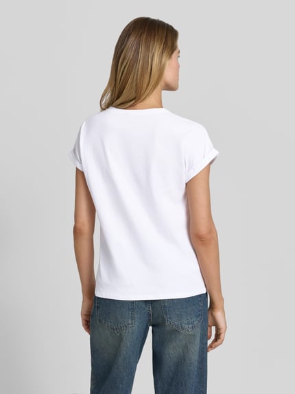 Frauenmodel trägt damski t-shirt z mieszanki bawełny i elastanu, krój regular fit, model 'RINA' z nadrukiem z motywem od Soyaconcept, okrągły dekolt, rękawy z zakładką, długość tyłu w rozmiarze S: 61 cm, biała powierzchnia, gładka tekstura, Ganzkörperansicht Rückansicht.