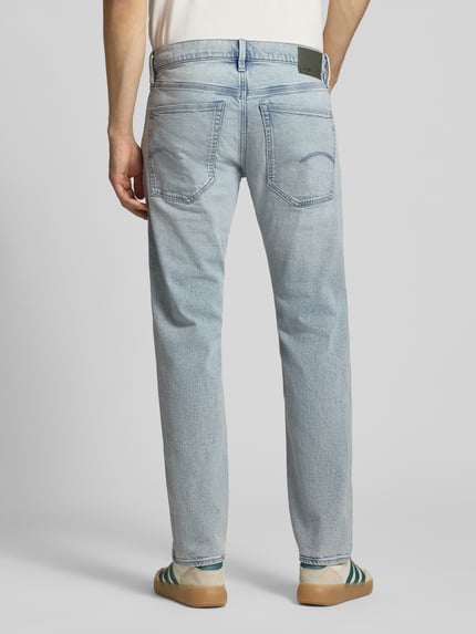 Mężczyzna nosi Slim Tapered Fit Jeans mit Eingrifftaschen Modell 'Streem' od G-Star Raw, jasnoniebieski denim, bawełna, Ganzkörperansicht Rückansicht, Szerokość w rozmiarze 32/32: 44 cm, długość nogawki wewnętrznej: 80 cm.