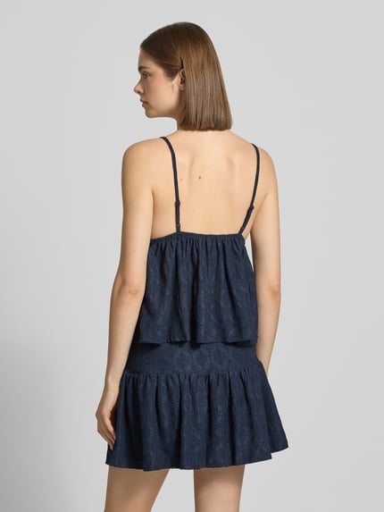Vrouwenmodel draagt babydoll-top met peplum en ajourwerk van REVIEW, materiaalmix met stretch, regular fit, ruglengte maat S 27 cm. Ganzkörperansicht Rückansicht.