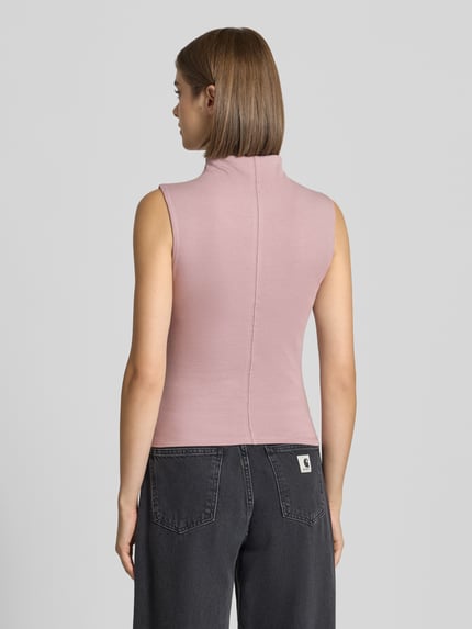 Frauenmodel trägt Slim Fit Top aus Baumwoll-Mix Modell 'Belisa' von Topshop in Altrosa mit Stehkragen, Rückenansicht, Nahaufnahme Oberkörper. Rückenlänge bei Größe S 56 cm, elastisches Material.