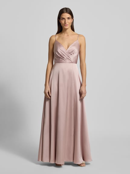 Vrouwenmodel draagt Regular Fit Abendkleid in Wickel-Optik van Luxuar, zachtroze satijn, met spaghettibandjes en ritssluiting, lichaamslengte 131 cm, borstwijdte 34 cm, volledige lichaamsweergave van voren.